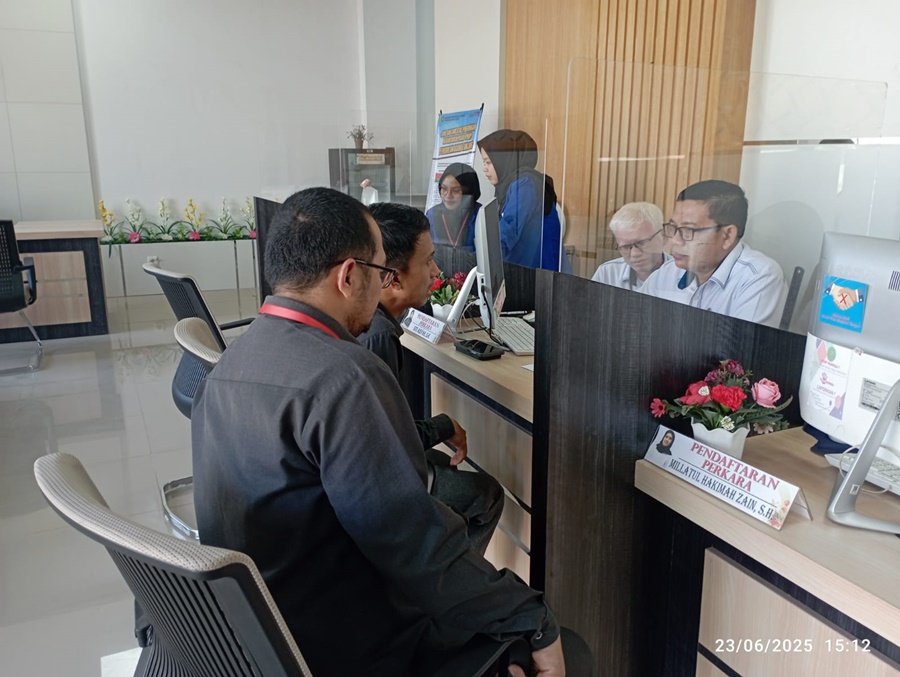 Komisioner Bawaslu Tabalong, M. Zainudin dan H. Taberani beserta staf melakukan koordinasi dengan instansi terkait untuk inventarisasi data pemilih dalam pengawasan Pemutakhiran Data Pemilih Berkelanjutan (PDPB), Senin (23/6), di Tabalong.