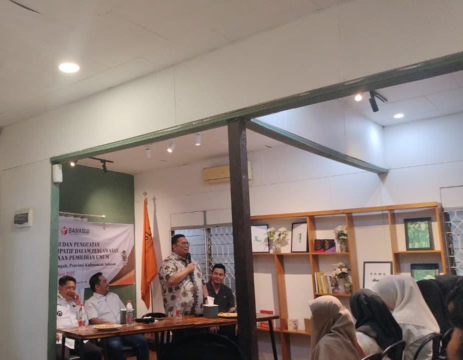 Ketua Bawaslu RI Rahmat Bagja menyampaikan tugas Penyelenggara Pemilu kepada peserta sosialisasi pengawasan partisipatif di Kabupaten Hulu Sungai Tengah, Provinsi Kalimantan Selatan.