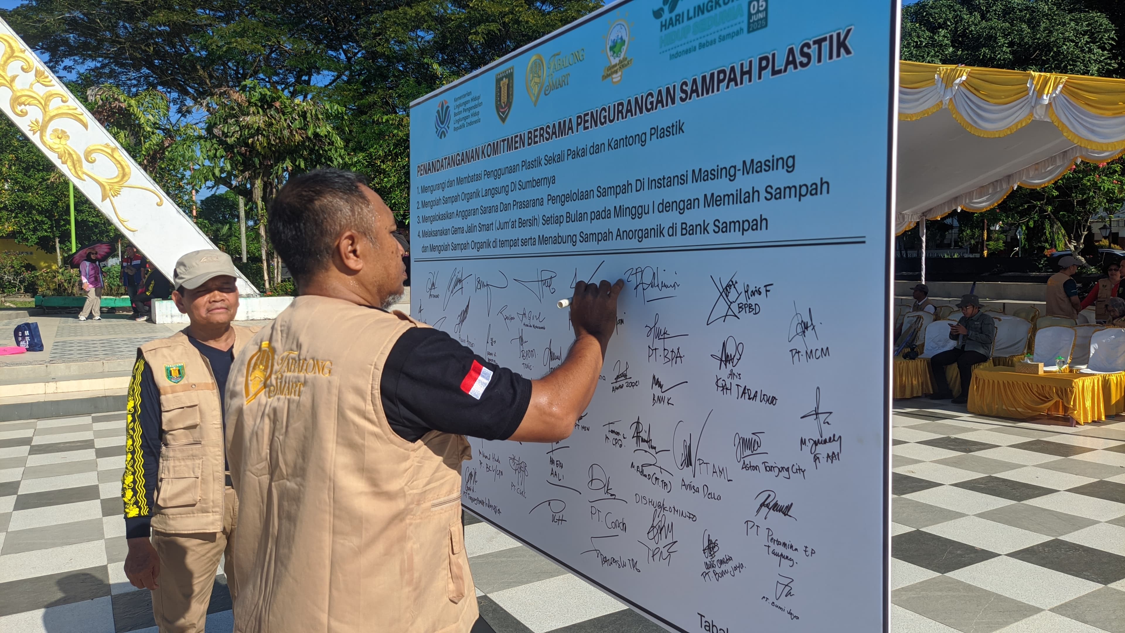 Ketua Bawaslu Kabupaten Tabalong Mahdan Basuki menandatangani komitmen bersama pengurangan sampah plastik pada peringatan Hari Lingkungan Hidup Sedunia Tahun 2025, Kamis (5/6) di Taman Giat Kota Tanjung.