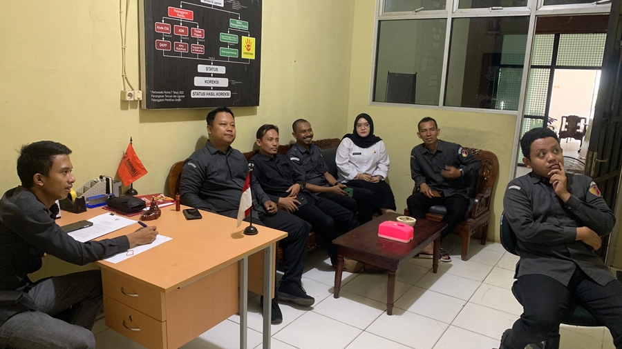 Anggota Bawaslu Kabupaten Tabalong Muhammad Zainudin memandu diskusi untuk meningkatkan kinerja dan pengetahuan jajarannya terkait pengawasan Pemilu di masa depan, Selasa (10/6).