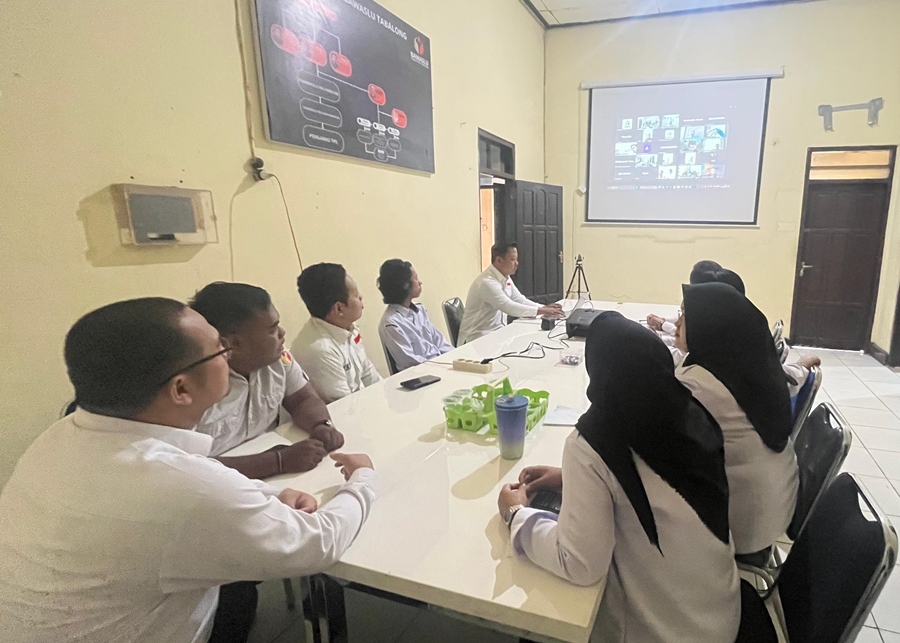 Bawaslu Kabupaten Tabalong mengikuti kegiatan Sosialisasi Monitoring dan Evaluasi (Monev) Keterbukaan Informasi Publik Bawaslu Kabupaten/Kota Tahun 2025 yang diselenggarakan oleh Bawaslu RI, Rabu (11/6), melalui zoom meeting.