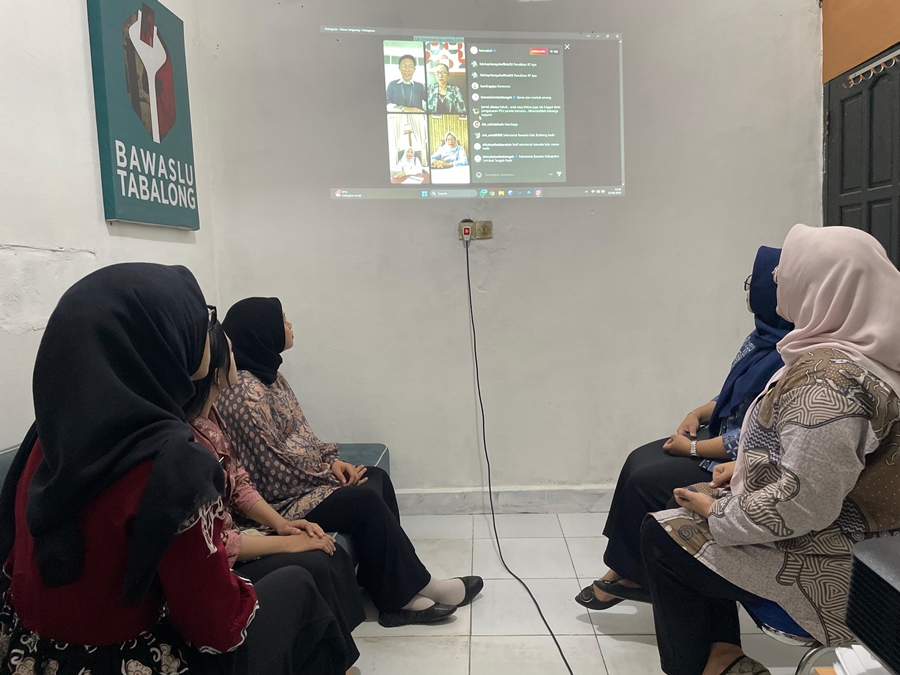 Staf perempuan di lingkungan Sekretariat Bawaslu Kabupaten Tabalong menyimak Srikandi Bicara dengan topik pembahasan “Meningkatkan Partisipasi Perempuan dalam Pemilu”, Kamis (12/6), Live on Instagram Bawaslu Republik Indonesia.