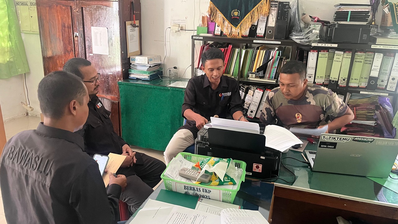 Bawaslu Kabupaten Tabalong melakukan koordinasi secara intensif dengan Kodim 1008/Tbg dan Polres Tabalong untuk mendapatkan informasi prajurit TNI/anggota Polri yang telah pensiun atau purnawirawan pada Pemilu berikutnya, Senin (23/6), di Tabalong.