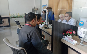 Komisioner Bawaslu Tabalong, M. Zainudin dan H. Taberani beserta staf melakukan koordinasi dengan instansi terkait untuk inventarisasi data pemilih dalam pengawasan Pemutakhiran Data Pemilih Berkelanjutan (PDPB), Senin (23/6), di Tabalong.