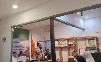 Ketua Bawaslu RI Rahmat Bagja menyampaikan tugas Penyelenggara Pemilu kepada peserta sosialisasi pengawasan partisipatif di Kabupaten Hulu Sungai Tengah, Provinsi Kalimantan Selatan.