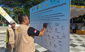 Ketua Bawaslu Kabupaten Tabalong Mahdan Basuki menandatangani komitmen bersama pengurangan sampah plastik pada peringatan Hari Lingkungan Hidup Sedunia Tahun 2025, Kamis (5/6) di Taman Giat Kota Tanjung.