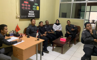 Anggota Bawaslu Kabupaten Tabalong Muhammad Zainudin memandu diskusi untuk meningkatkan kinerja dan pengetahuan jajarannya terkait pengawasan Pemilu di masa depan, Selasa (10/6).