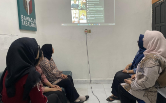 Staf perempuan di lingkungan Sekretariat Bawaslu Kabupaten Tabalong menyimak Srikandi Bicara dengan topik pembahasan “Meningkatkan Partisipasi Perempuan dalam Pemilu”, Kamis (12/6), Live on Instagram Bawaslu Republik Indonesia.